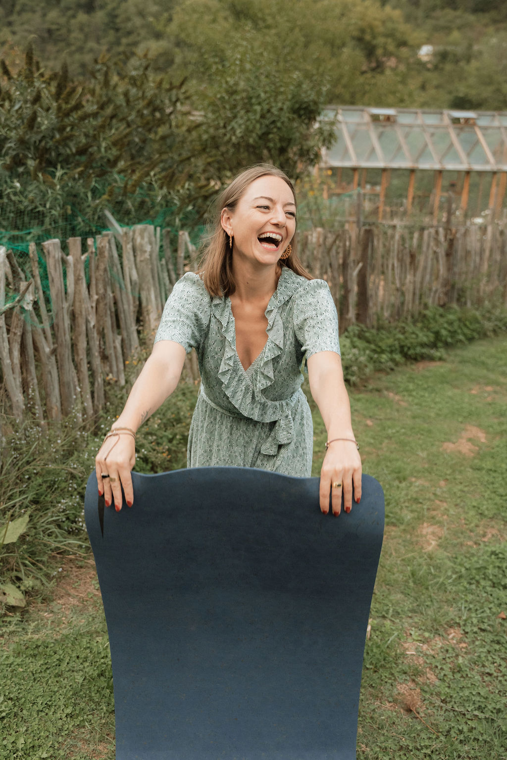 Audrey Masson déroule son tapis avant un cours de yoga prénatal en ligne