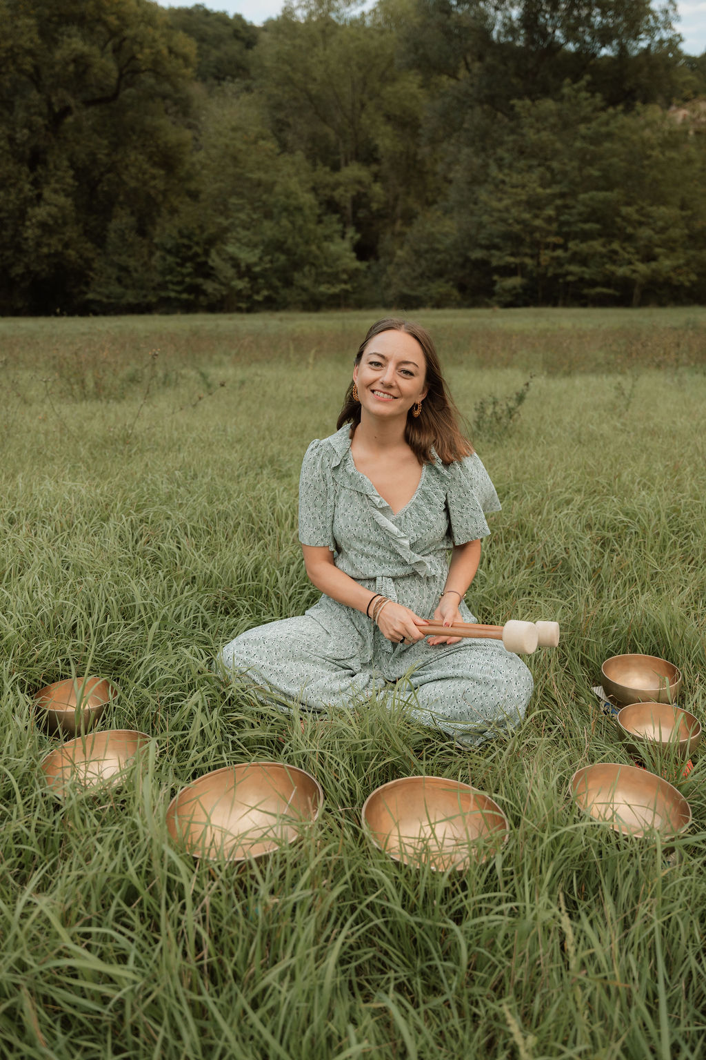 Portrait d'Audrey Masson, professeure de yoga prénatal à Toulouse, avec ses bols chantants